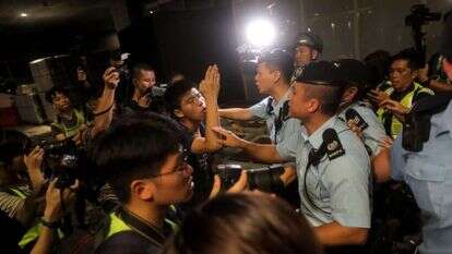 ג'ושוע וונג (במרכז) בהפגנה בהונג־קונג. | AFP