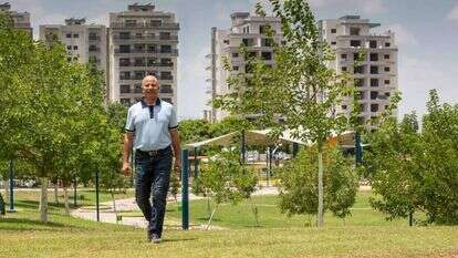 ראש עיריית עפולה אבי אלקבץ בפארק בו הייתה אמורה להתקיים ההופעה. | עיריית עפולה