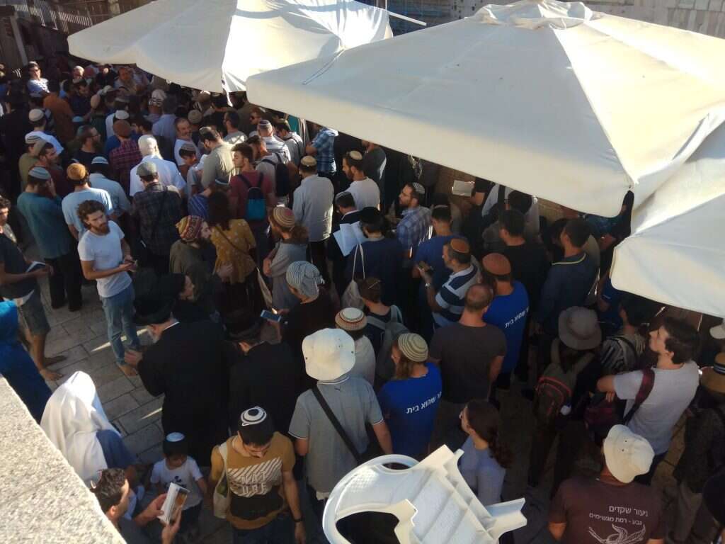 יהודים ממתינים לאישור העליה. | ארנון סגל