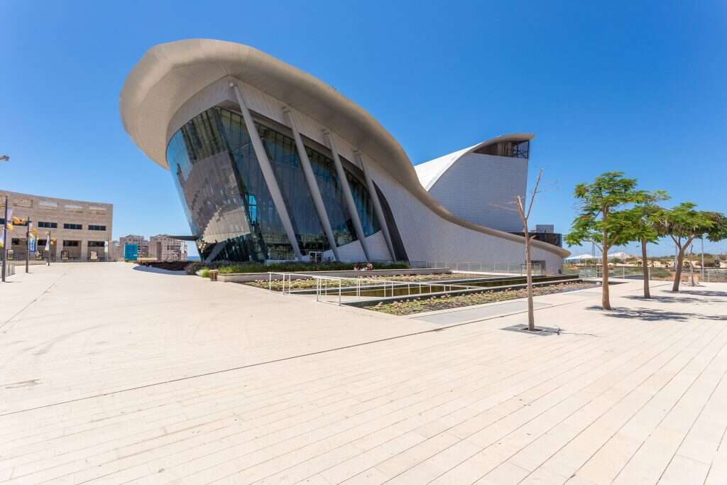 עיצוב המשתלב בטבע ובסביבה. היכל התרבות באשדוד. | שאטרסטוק