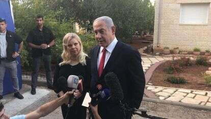 ראש הממשלה נתניהו בצאתו מניחום אבלים אצל משפחת שורק בעפרה. | ישי הולנדר