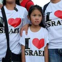 הפגנה נגד גירוש העובדות הפיליפיניות וילדיהן. | EPA