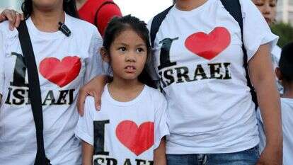 הפגנה נגד גירוש העובדות הפיליפיניות וילדיהן. | EPA