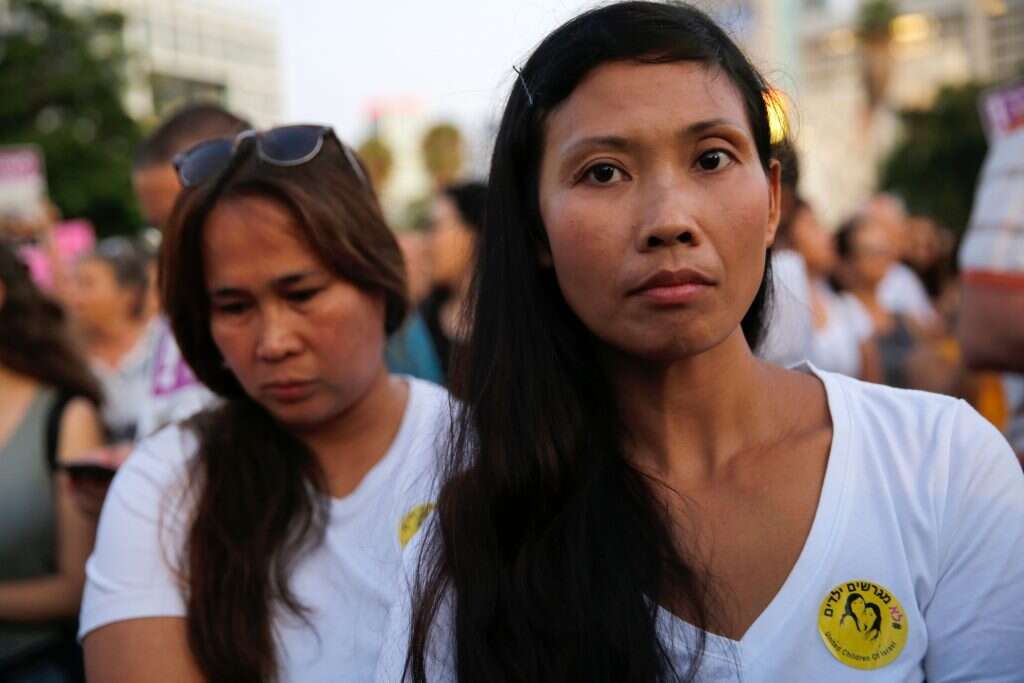 הפגנה נגד גירוש העובדות הפיליפיניות וילדיהן. | AFP