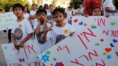 הפגנה נגד גירוש העובדות הפיליפיניות וילדיהן. | AFP הפגנה נגד גירוש העובדות הפיליפיניות וילדיהן. | AFP
