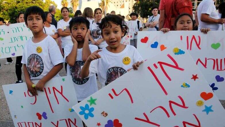 הפגנה נגד גירוש העובדות הפיליפיניות וילדיהן. | AFP
