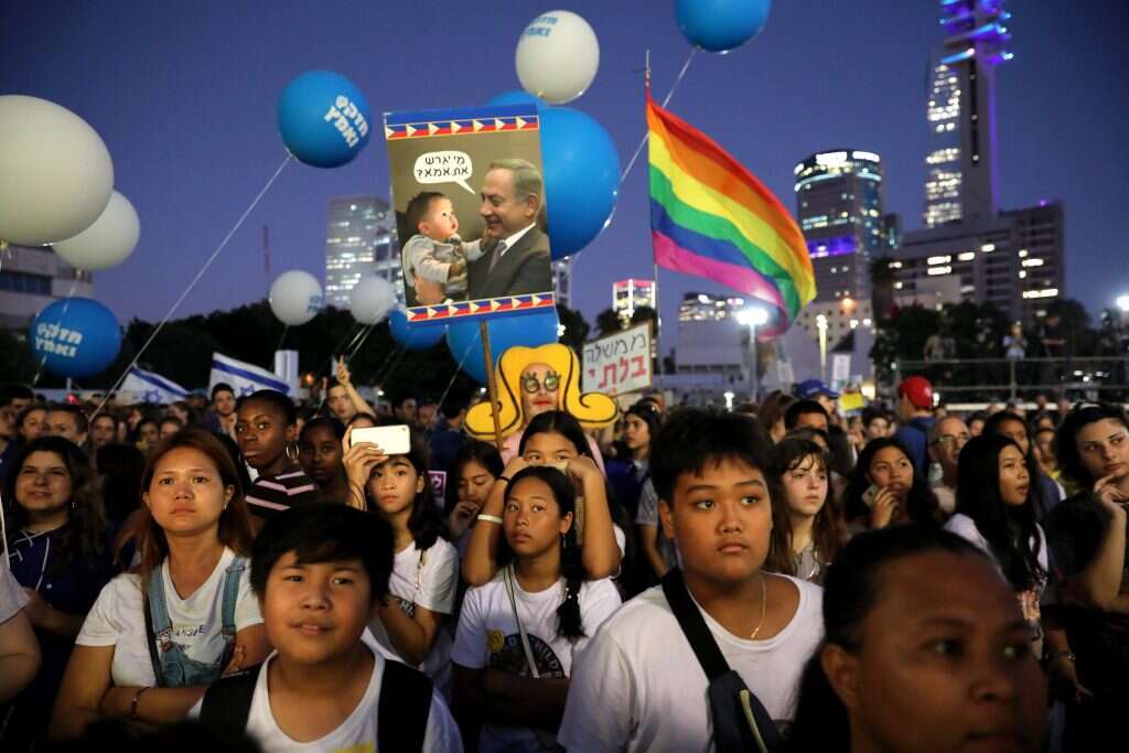 הפגנה נגד גירוש העובדות הפיליפיניות וילדיהן. | EPA