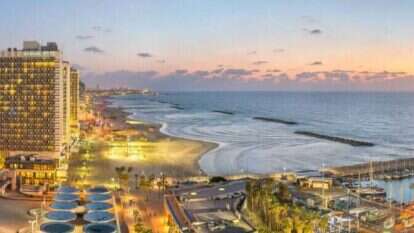 כל שפע הוא ברכה אך גם ניסיון. איתי בודל, שקיעה בחוף תל אביב. מתוך האלבום "ישראל במבט פנורמי - מקומות ונופים קסומים" בהוצאת פנורמה 360. | והפקה: איתי בודל | israelbooks.co.il