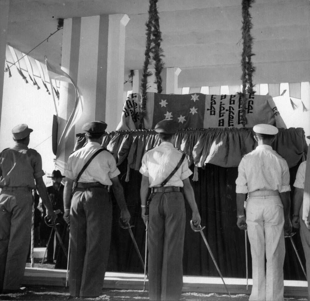 רגע לפני הורדת ארון לקבורה שנייה בהר הרצל. | באדיבות הארכיון הציוני המרכזי