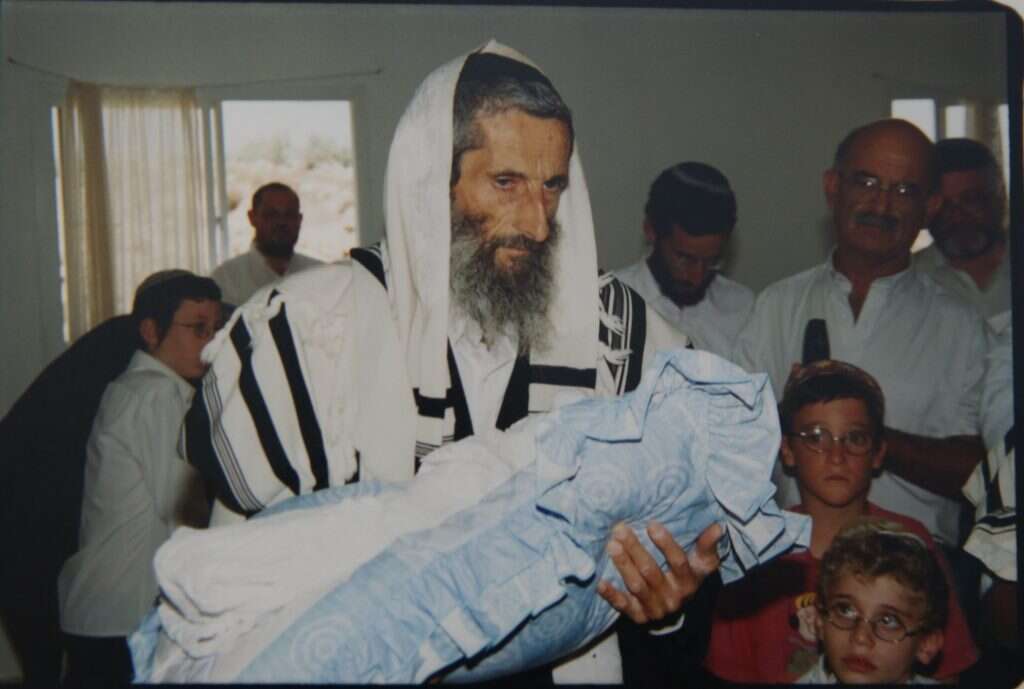 משפחה שכבר נפגשה בעבר עם השכול. הרב בנימין הרלינג. | באדיבות המשפחה