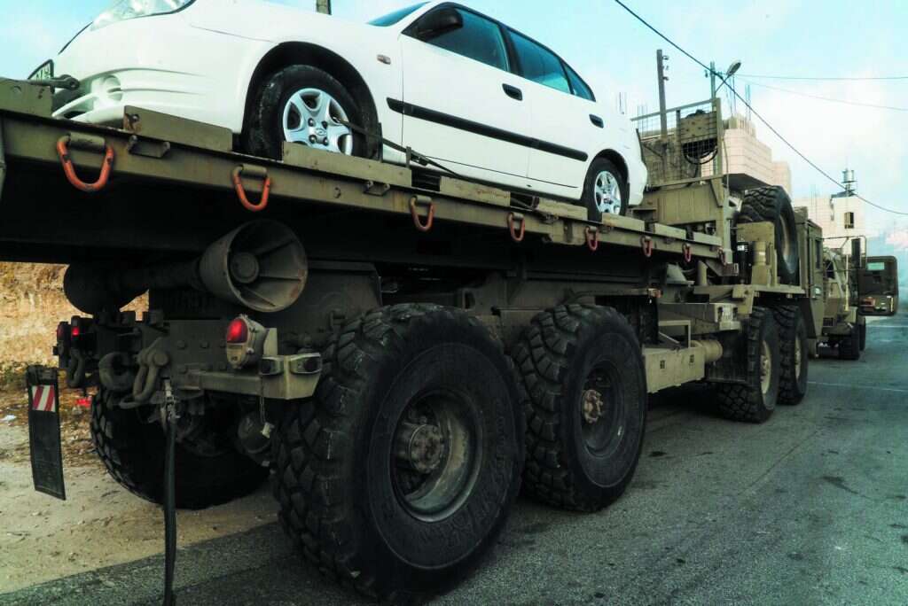 מכונית הרוצחים על הגרר הצבאי. | דו"צ