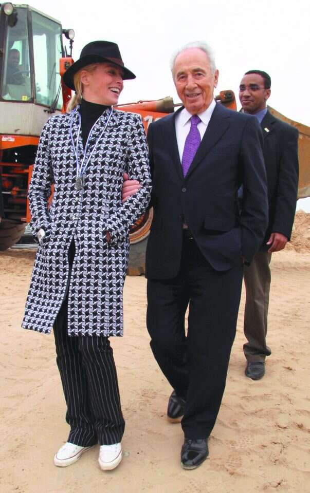 הוזמנה להספיד. שמעון פרס עם שרון סטון. | EPA