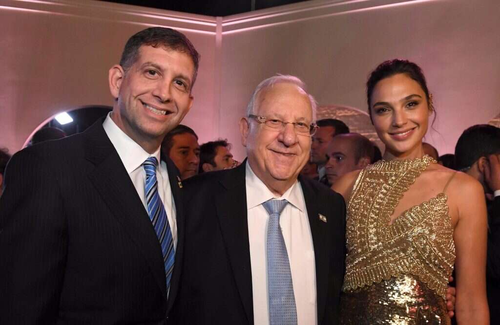 אםטר-פארטי נוצץ וממלכתי. גל גדות, הנשיא רובי ריבלין וסם גרונדוורג בהקרנת הבכורה של "ליגת הצדק". | מארק ניימן, לע"מ