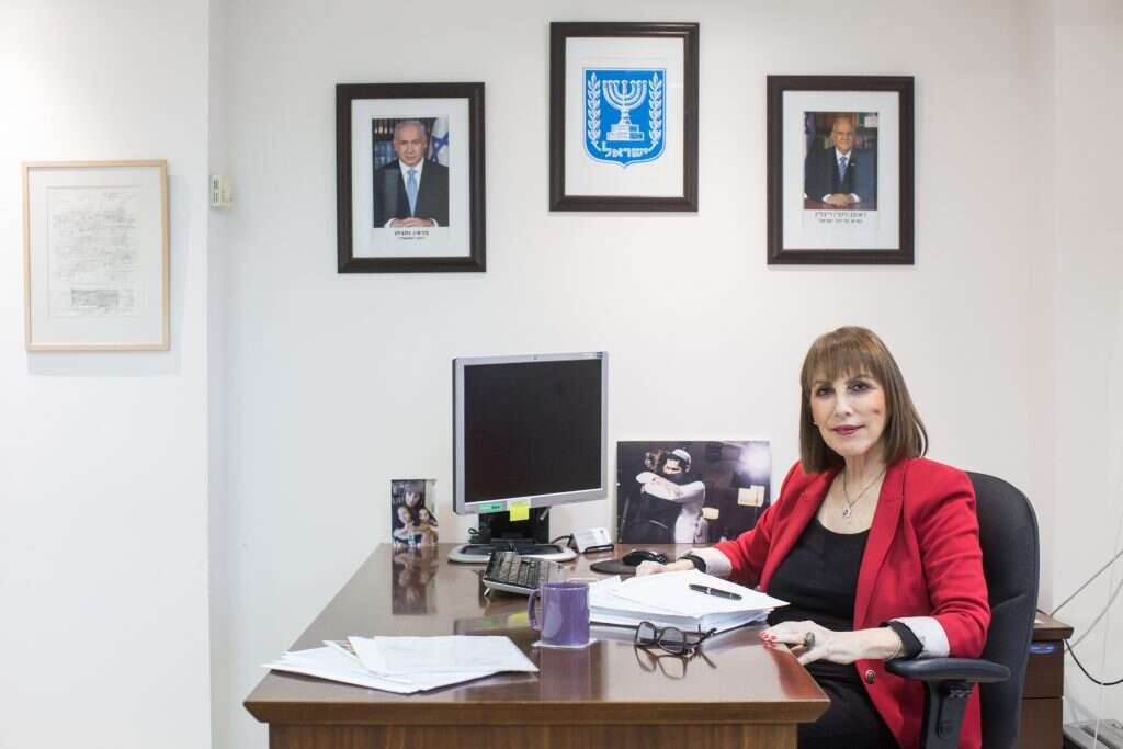 לימור לבנת. | אבישג שאר-ישוב