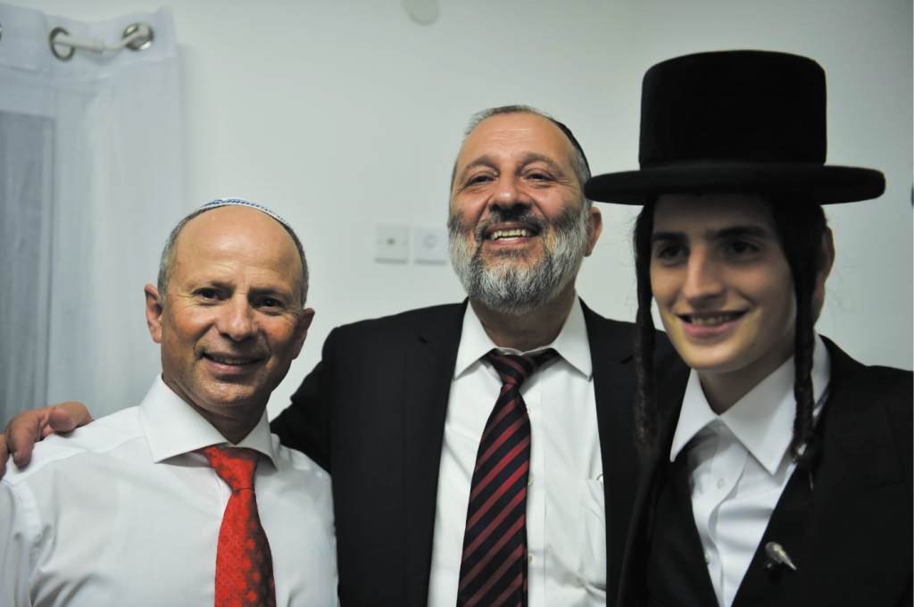 הזמר מוטי שטיינמץ, יו"ר ש"ס אריה דרעי וראש עיריית עפולה אבי אלקבץ. | גיל אליהו, ג'יני