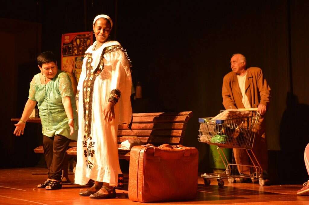 מתוך המופע "שכנים", קבוצת התאטרון הקהילתי בעפולה. 2017 . | תנועת תרבות מתוך המופע "שכנים", קבוצת התאטרון הקהילתי בעפולה. 2017 . | תנועת תרבות