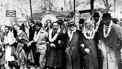 'קינג הינו האות כי א-לוהים לא זנח את ארה"ב' אברהם יהושע השל צועד לצד מרטין לותר קינג, סלמה 1965. | AP