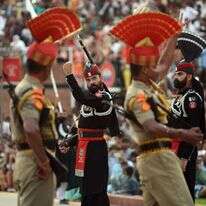 טקס סגירת הגבול בין הודו (בחום) לפקיסטן (בשחור), המתרחש בכל יום. | AFP