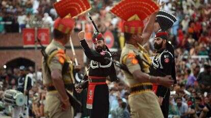 טקס סגירת הגבול בין הודו (בחום) לפקיסטן (בשחור), המתרחש בכל יום. | AFP