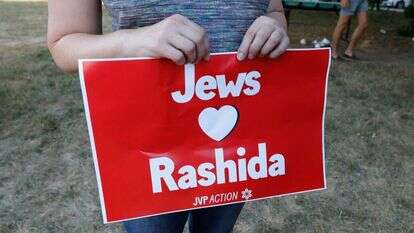 שלט "יהודים אוהבים את ראשידה" במהלך אירוע של תנועת ה־BDS במישיגן ביום שישי שעבר | AFP