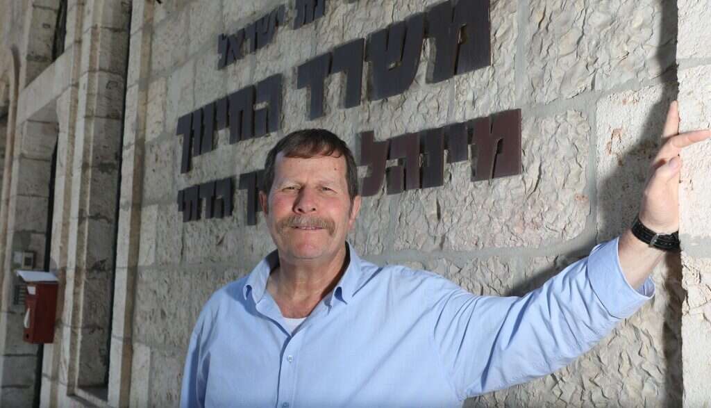 אברהם ליפשיץ. | מרים צחי