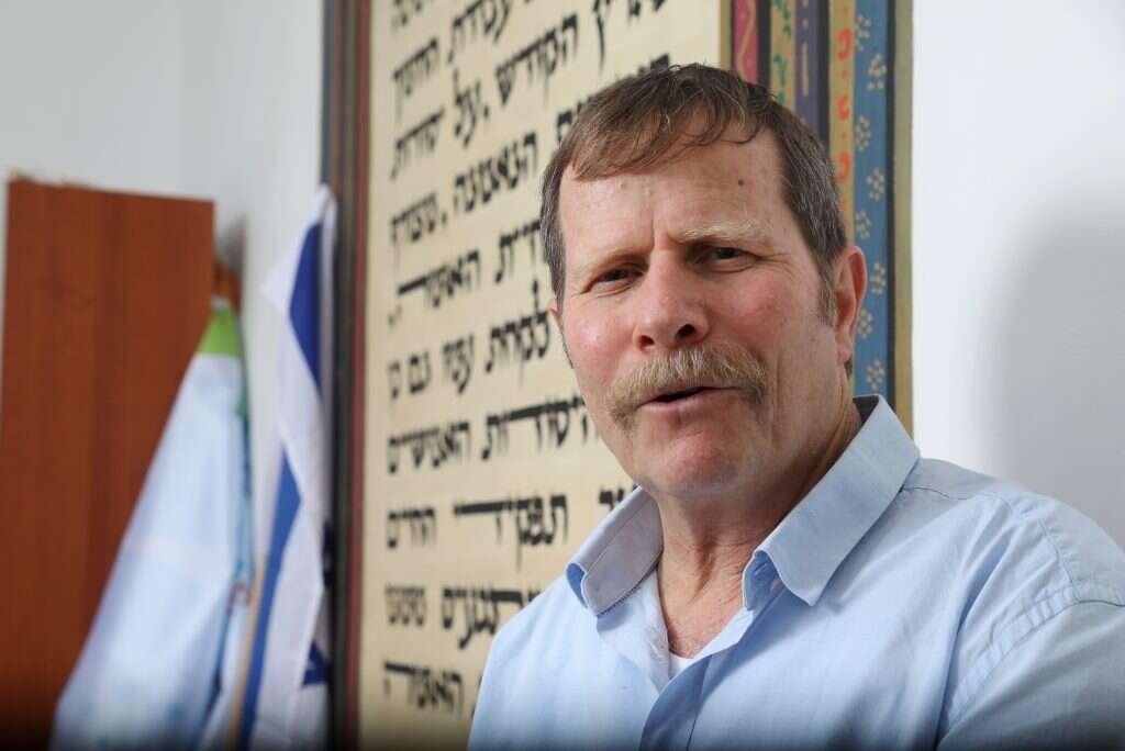 אברהם ליפשיץ. | מרים צחי