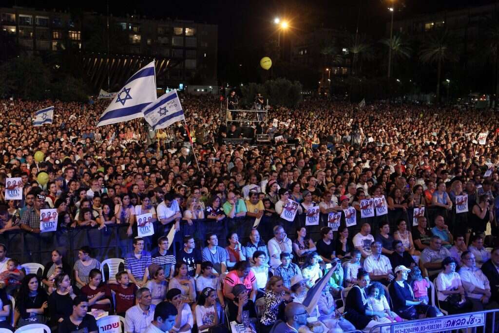 "שלושה שבועות של תקווה מתעצמת והולכת שהם יימצאו בחיים". עצרת הזדהות בתל־אביב, קיץ 2014. | יוסי אלוני