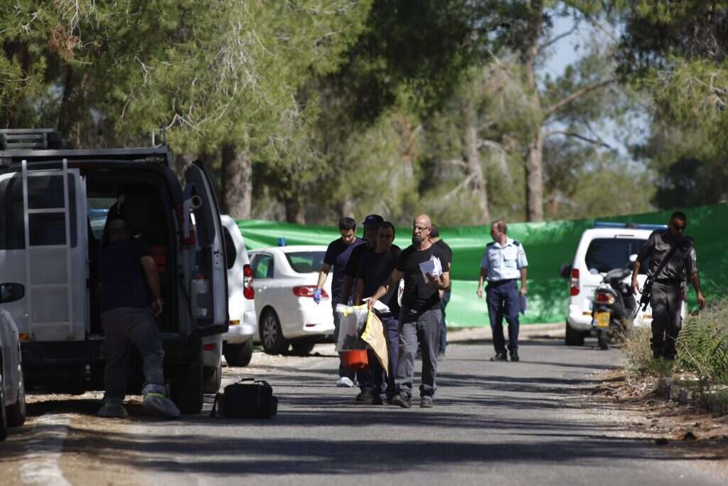 לגעת בחבית נפץ. החוקרים בזירת מציאת הגופה ביער ירושלים. | יונתן זינדל, פלאש 90