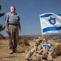 פנחס (פינצ'י) הרשלר בגל־עד שהוקם במקום הרצח של דביר שורק ז"ל. | יוסי אלוני