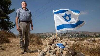 פנחס (פינצ'י) הרשלר בגל־עד שהוקם במקום הרצח של דביר שורק ז"ל. | יוסי אלוני