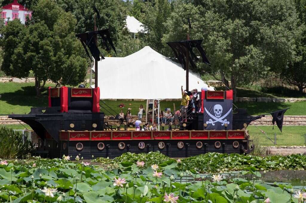 ספינת פיראטים בפליימוביל מסביב לעולם בגן הבוטני בירושלים. | דוד סעד
