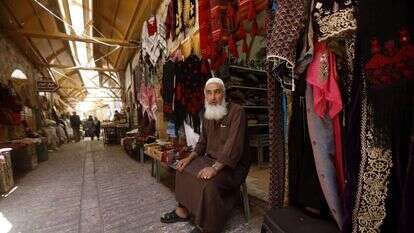 מחכים לנתניהו. השוק בחברון. | EPA מחכים לנתניהו. השוק בחברון. | EPA