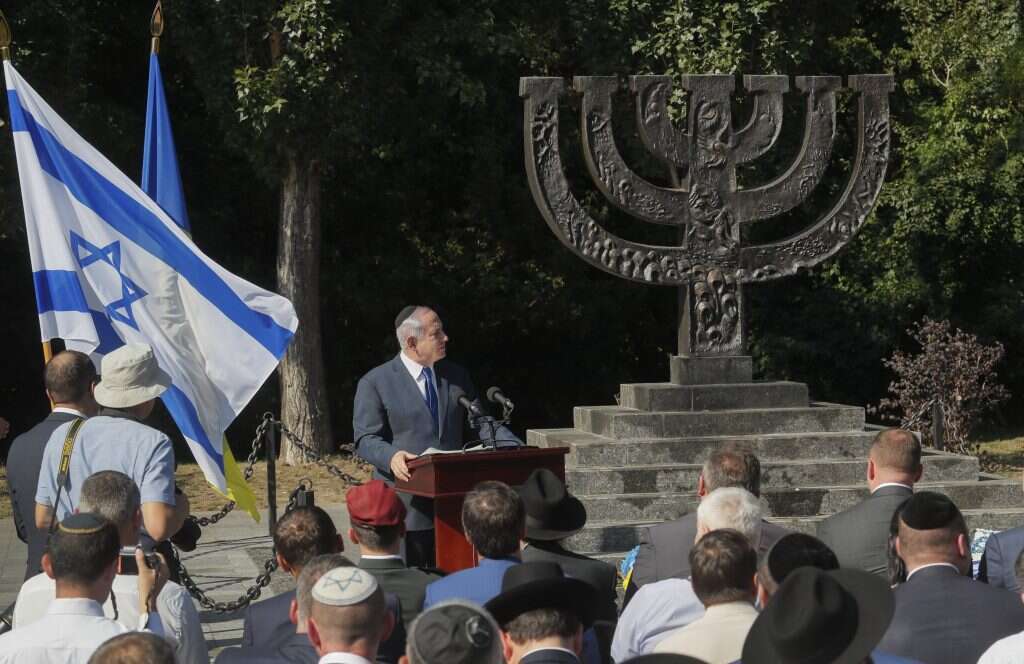 נתניהו נואם בעצרת הזיכרון בבאי־יאר. | EPA נתניהו נואם בעצרת הזיכרון בבאי־יאר. | EPA