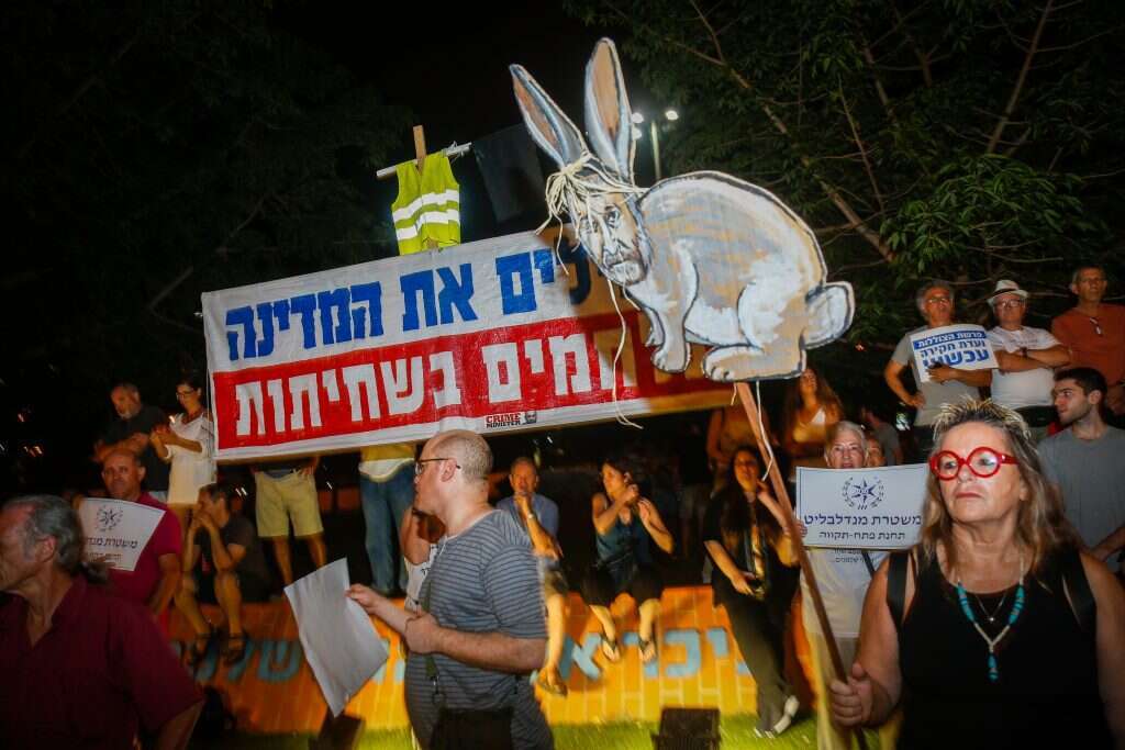 "מהיכרות עם שקד ומנדלבליט, אין לי ספק שהם לא דיברו על תיקי נתניהו". הפגנה נגד היועמ"ש בפתח־תקווה. | רוי עלימה, פלאש 90 "מהיכרות עם שקד ומנדלבליט, אין לי ספק שהם לא דיברו על תיקי נתניהו". הפגנה נגד היועמ"ש בפתח־תקווה. | רוי עלימה, פלאש 90