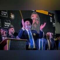 אריה דרעי והפעילים במטה ש"ס עם היוודע תוצאות הבחירות באפריל. | אורן בן-חקון אריה דרעי והפעילים במטה ש"ס עם היוודע תוצאות הבחירות באפריל. | אורן בן-חקון