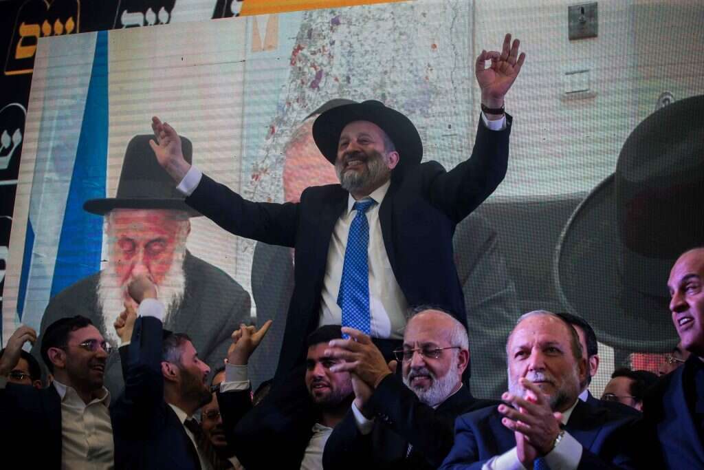 אריה דרעי והפעילים במטה ש"ס עם היוודע תוצאות הבחירות באפריל. | אורן בן-חקון