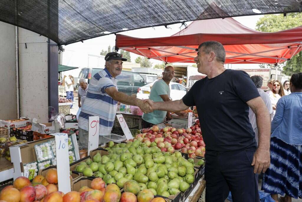 גבי אשכנזי בביקור בשוק. | יהודה פרץ