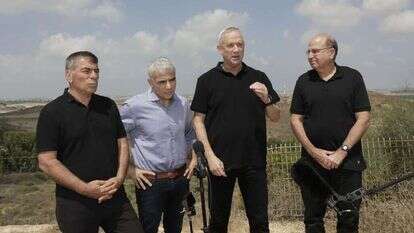 לשרוד בלי להתפרק ראשי כחול-לבן: בוגי יעלון, בני גנץ, יאיר לפיד וגבי אשכנזי. | יהודה פרץ לשרוד בלי להתפרק ראשי כחול-לבן: בוגי יעלון, בני גנץ, יאיר לפיד וגבי אשכנזי. | יהודה פרץ