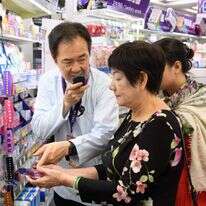 המתרגם האוטומטי בפעולה בחנות בטוקיו, בחודש שעבר. | אקיו קון, בלומברג