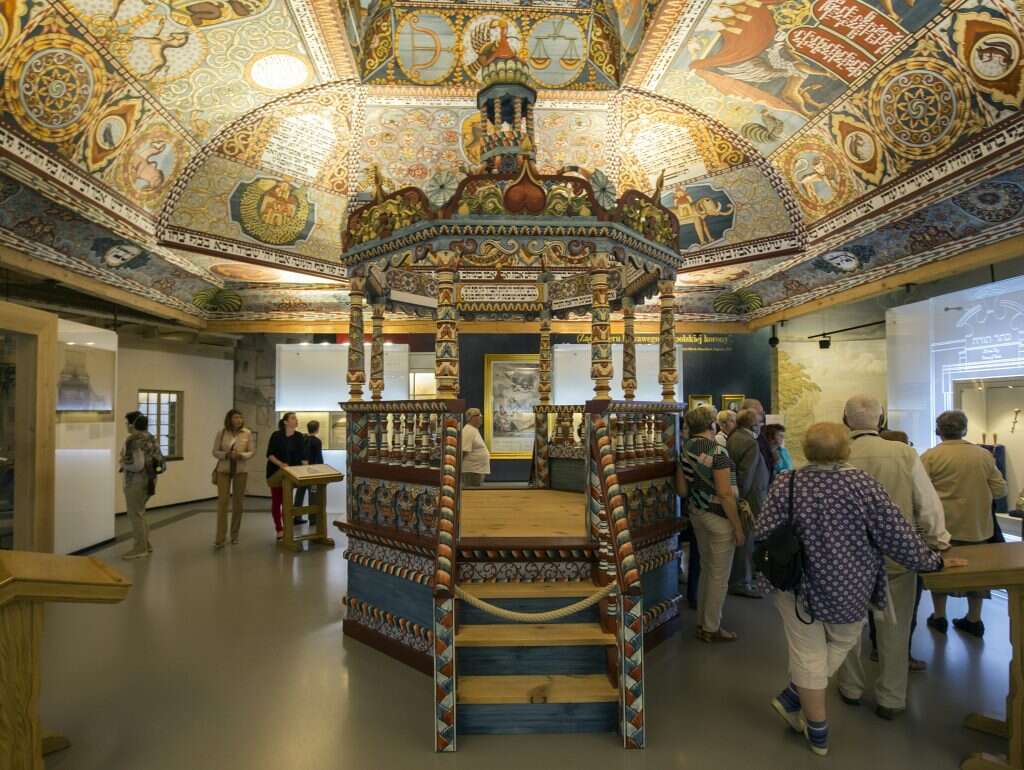 "כל מה שקשור ביהודים הטריד אנשים, לכן הם הרסו בתי כנסת וכל סמל יהודי". המוזיאון לתולדות יהודי פולין. | שאטרסטוק