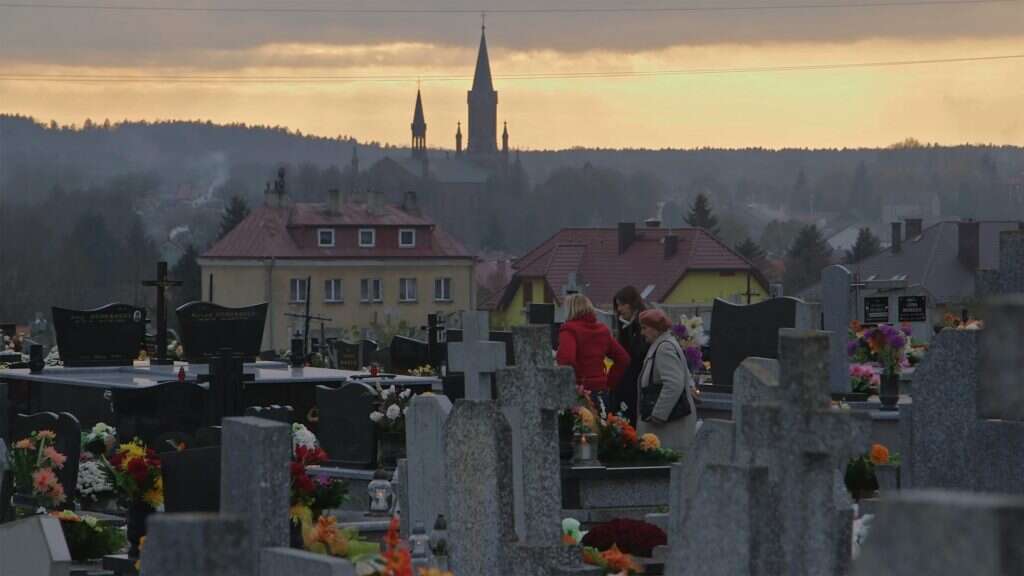 יש כבוד למתים, אם הם לא יהודים. בית עלמין קתולי בסרט "סקנדל באיוונסק". | Blumenfeld pictures