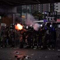 המשטרה בהונג-קונג מפזרת מפגינים. | AFP