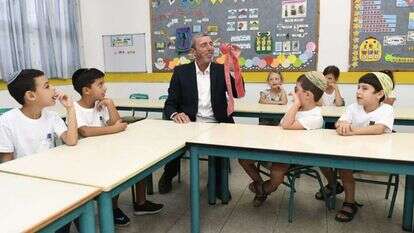 שר החינוך רפי פרץ עם תלמידים חדשים. | חורחה נובומינסקי שר החינוך רפי פרץ עם תלמידים חדשים. | חורחה נובומינסקי