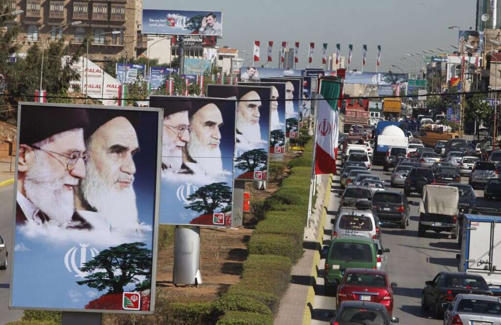 עדות לעומק הקשר בין איראן ללבנון. כרזות של האייתוללות סמוך לשדה התעופה בביירות. | רויטרס