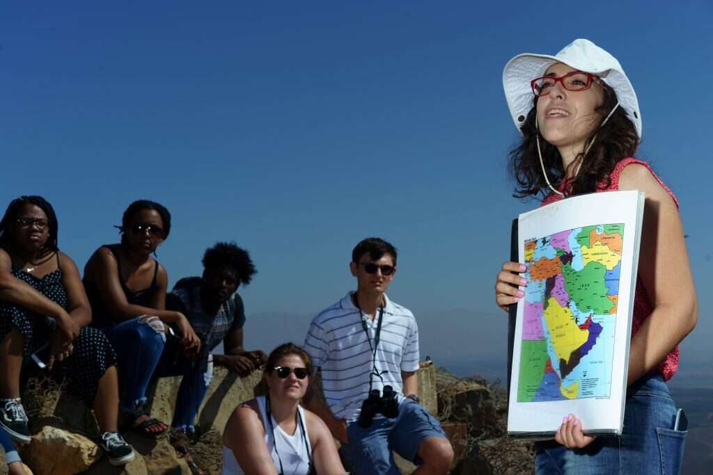 תחמושת נגד ה-BDS. שרית זהבי בסיור לסטודנטים אמריקנים בהר בנטל. | אנצ'ו גוש, ג'יני