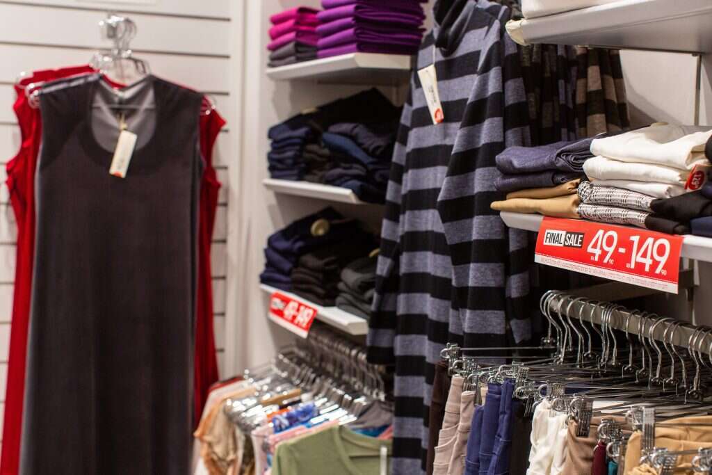 "לא יותר מטריק שיווקי". מכירת חיסול בסניף של רשת אופנה ישראלית. | אבישג שאר-ישוב