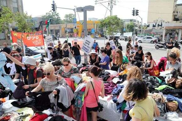 "אין לנו הגנה מול הייבוא מסין". הפגנה נגד החלטת הממשלה לתת פטור ממע"מ לרוכשים ברשת. | גדעון מרקוביץ