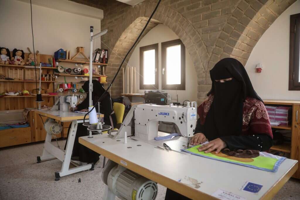 את המחיר של סגירת חברות ישראליות ישלמו גם בצד הפלסטיני. מתפרה בעזה. | גטי אימג'ס