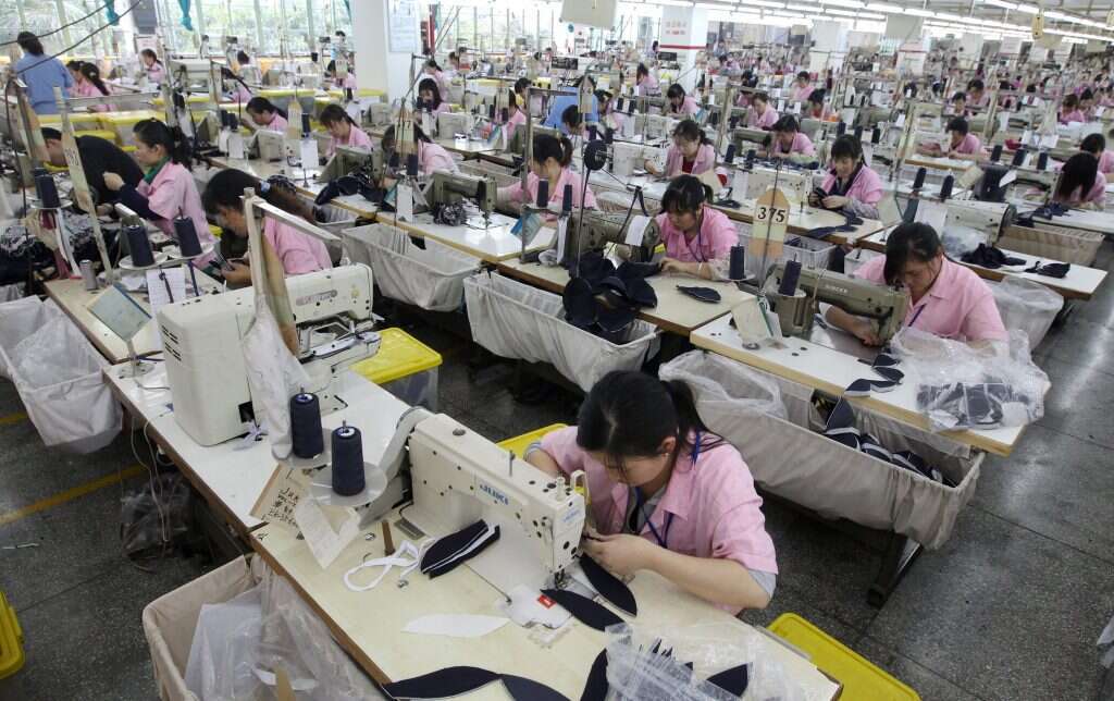 "'מיוצר בישראל' הפך לבדיחה, מסתכלים עליך כיקרן". מפעל לייצור בגדים בסין. | גטי אימג'ס