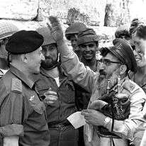 הרב שלמה גורן בכותל המערבי, 1967. | צלמי במחנה הרב שלמה גורן בכותל המערבי, 1967. | צלמי במחנה